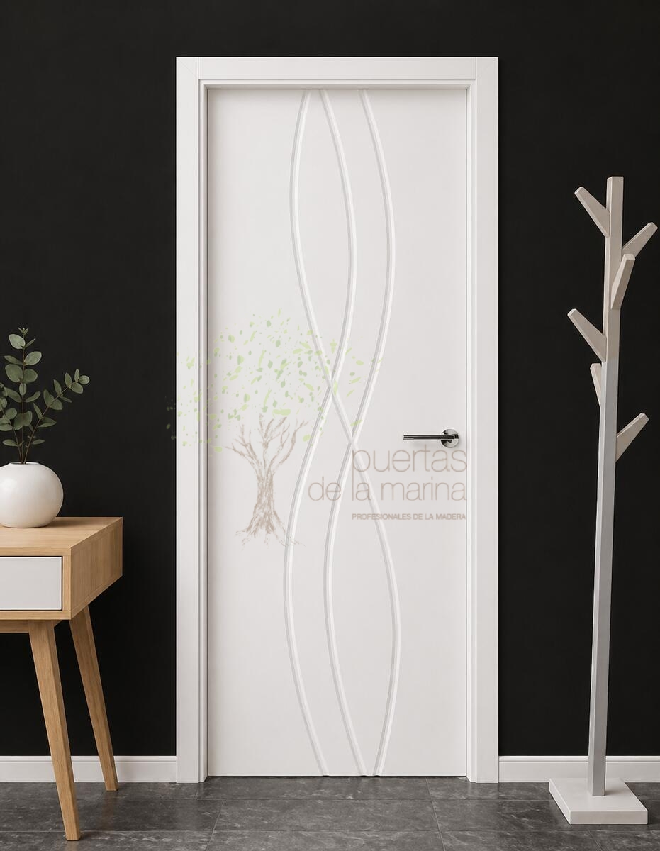 puerta interior blanca con diseño de líneas curvas verticales
