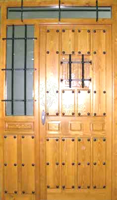 puerta de calle manchega con montante y fijo
