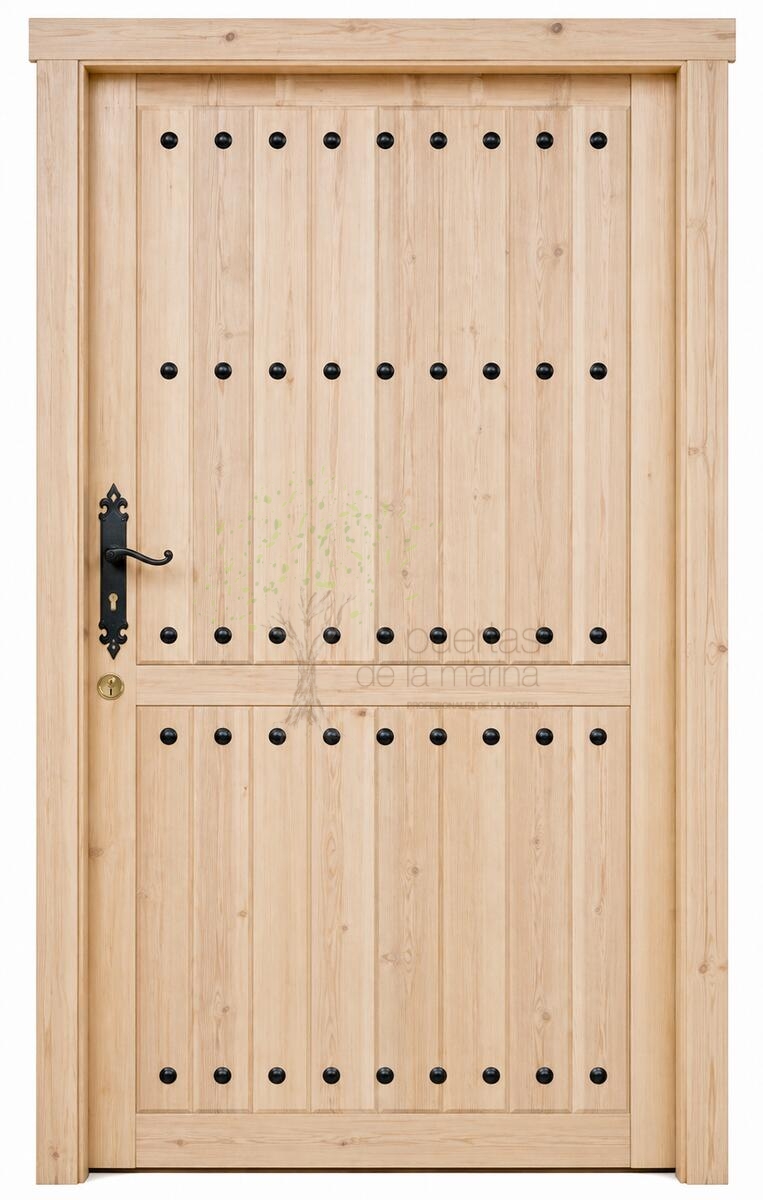 puerta exterior rústica con clavos sinbarnizar