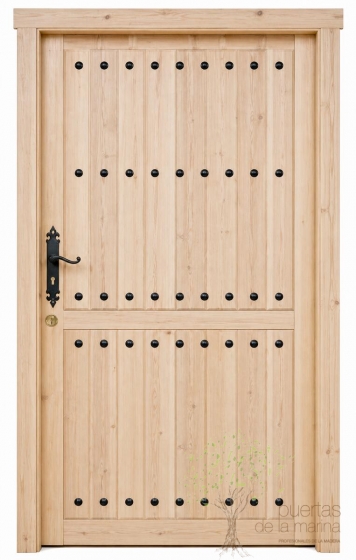 puerta exterior rústica con clavos sinbarnizar